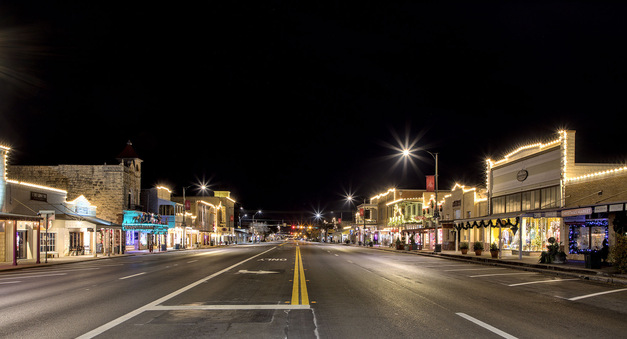 urbano-neighborhoods-boot-ranch-fredericksburg-texas-main-stree-nighttime-500x500 - Urbano Design & Build More About Fredericksburg Texas - Main Street at Night at Christmas